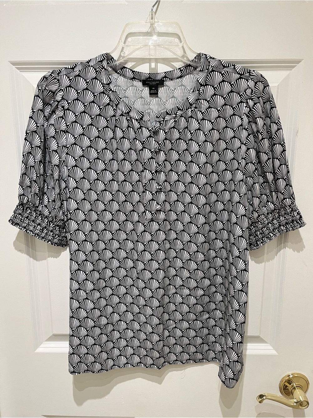 NWT Ann Taylor Black & White Fan-Print Short Sleeve Blouse Size XS